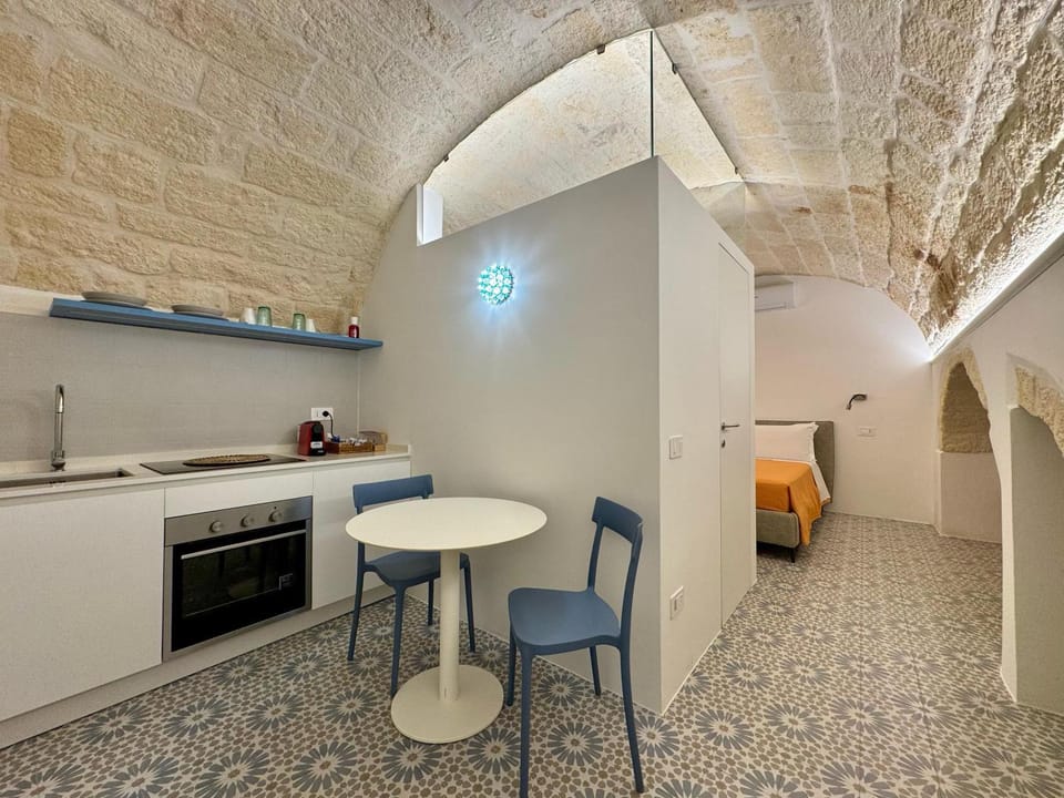 Kitchen or kitchenette, Living room, Seating area, Dining area, oven, stove