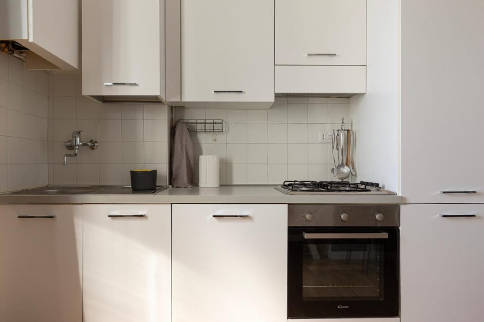 Kitchen or kitchenette, dishwasher, oven, washing machine