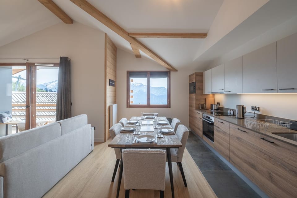 Kitchen or kitchenette, Dining area