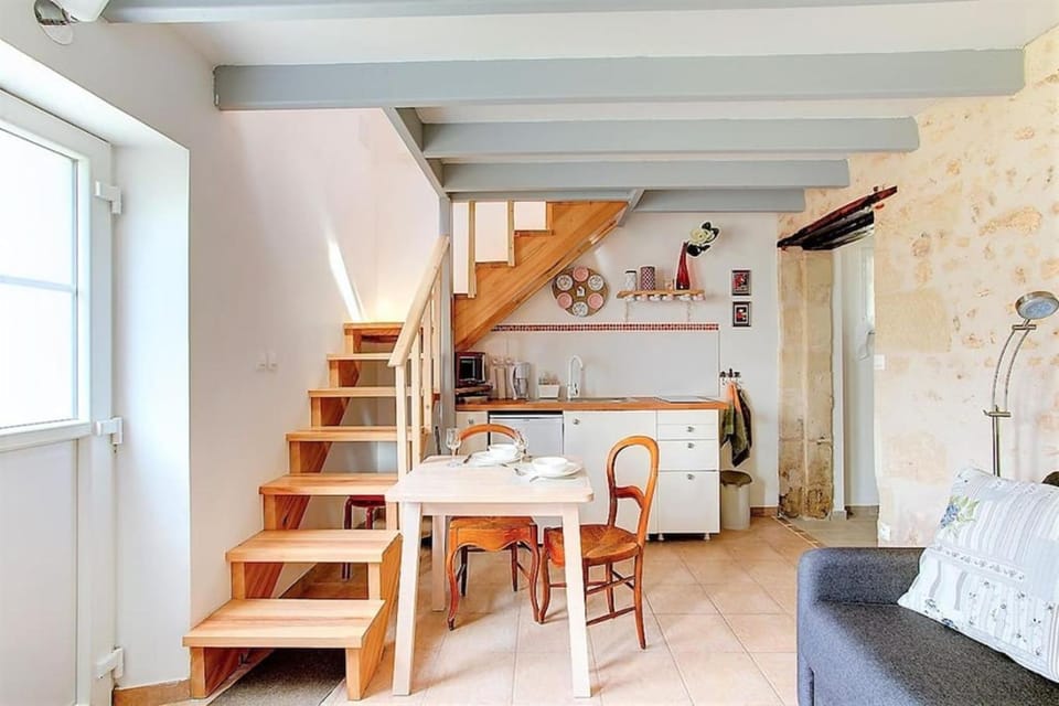 Kitchen or kitchenette, Seating area, Dining area