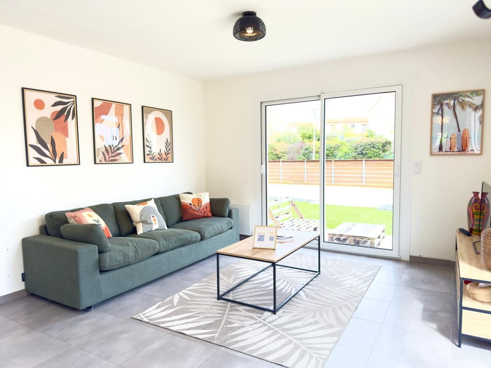 Communal lounge/ TV room, TV and multimedia, Living room, furniture, internet