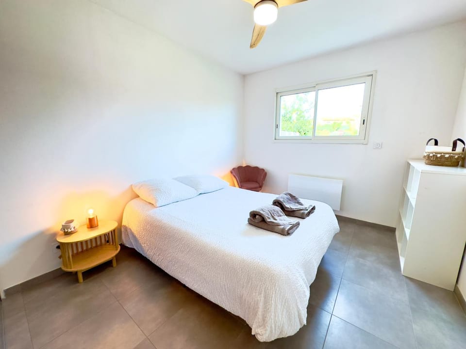 Photo of the whole room, Bedroom, heating, towels, wardrobe