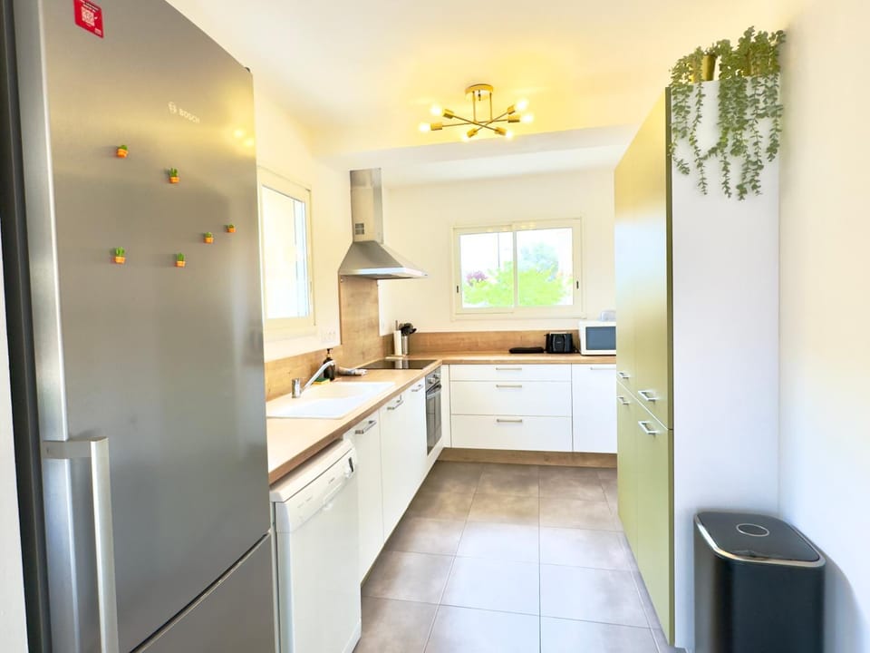 Coffee/tea facilities, dishwasher, microwave, oven, stove, kitchen