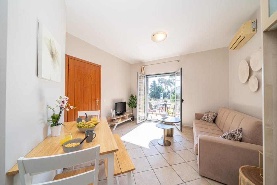 TV and multimedia, Kitchen or kitchenette, Living room, Seating area, Dining area