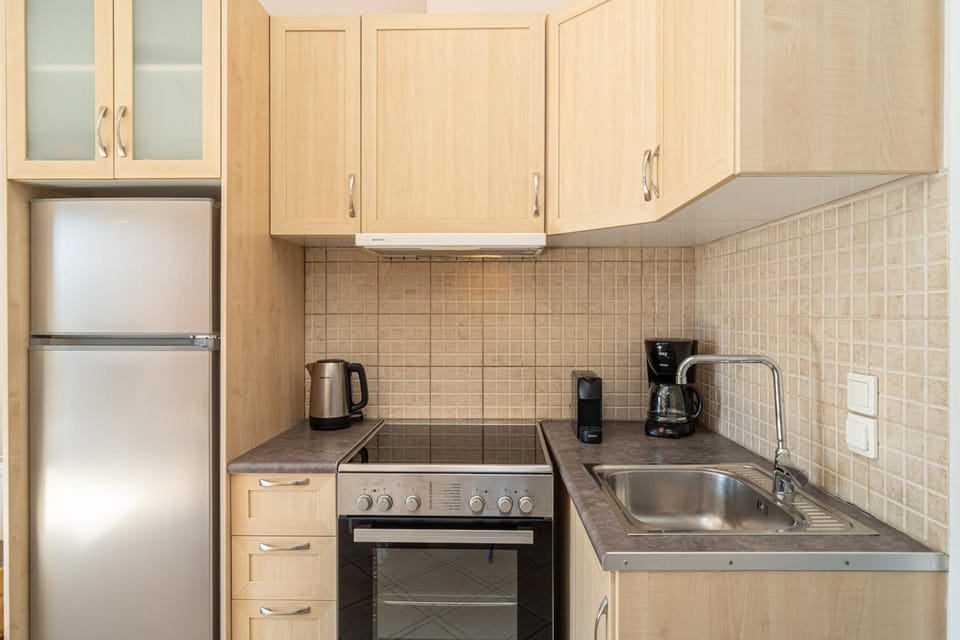 Coffee/tea facilities, Kitchen or kitchenette, stove