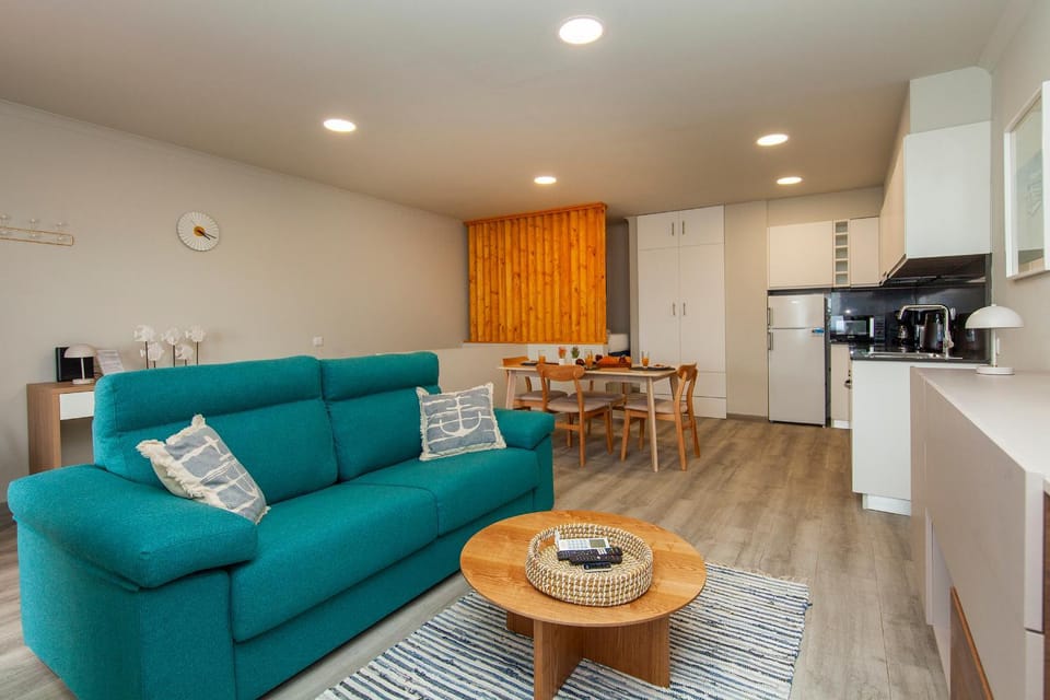 Kitchen or kitchenette, Living room, Seating area, Dining area