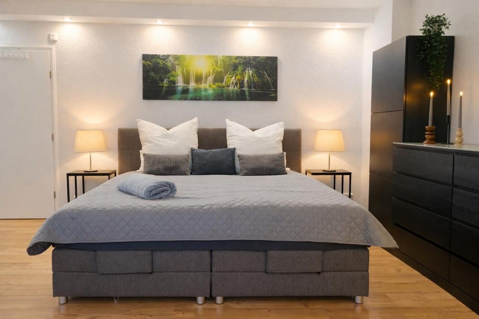 Bed, Photo of the whole room, Bedroom, towels