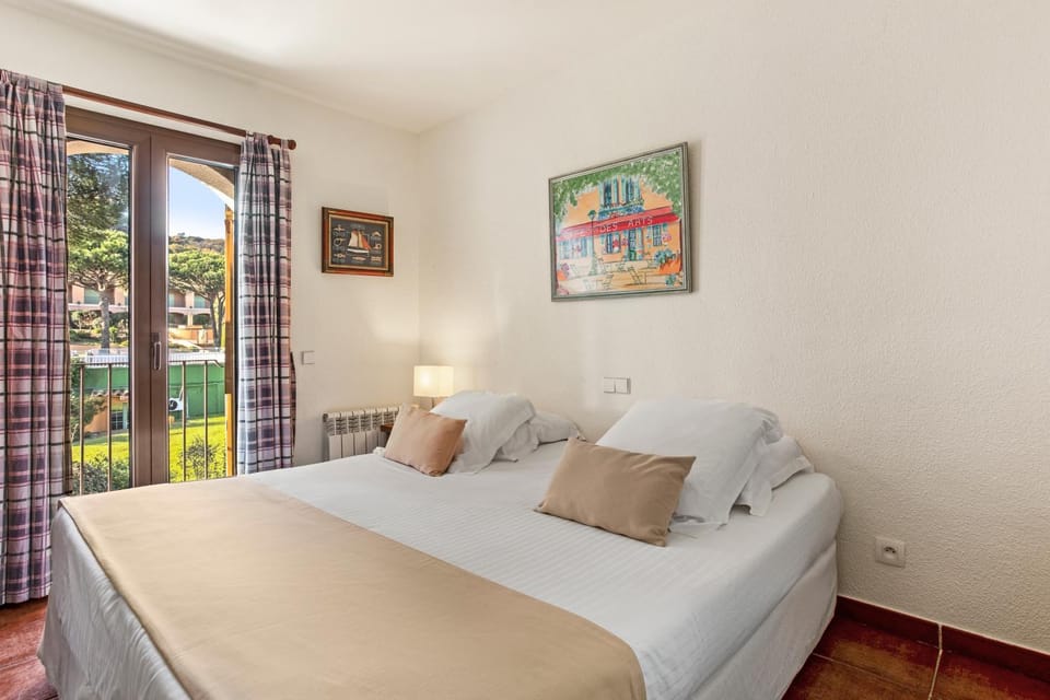 Property building, Living room, Bedroom