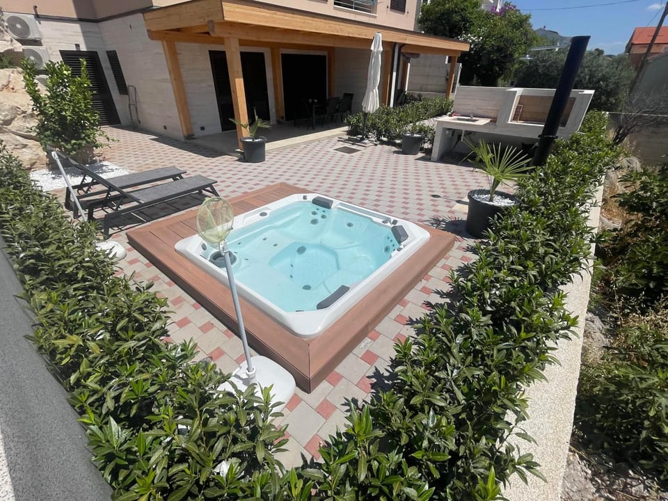 Property building, Garden, Hot Tub, Garden view, sunbed