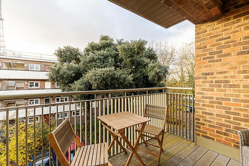 Chic Crystal Palace Flat with Balcony & Workspace Apartment in London Borough of Croydon