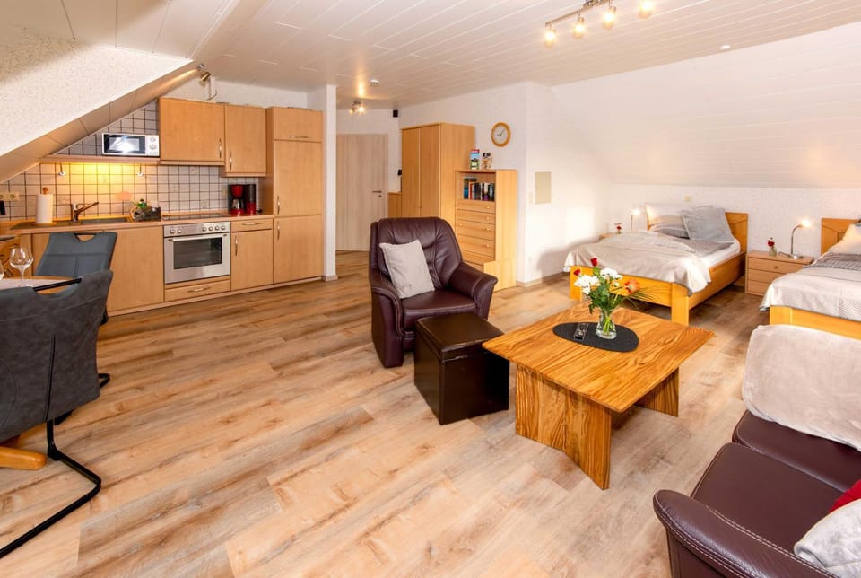 Bed, TV and multimedia, Coffee/tea facilities, Kitchen or kitchenette, Living room, Photo of the whole room, Seating area, Dining area, Bedroom, microwave, stove
