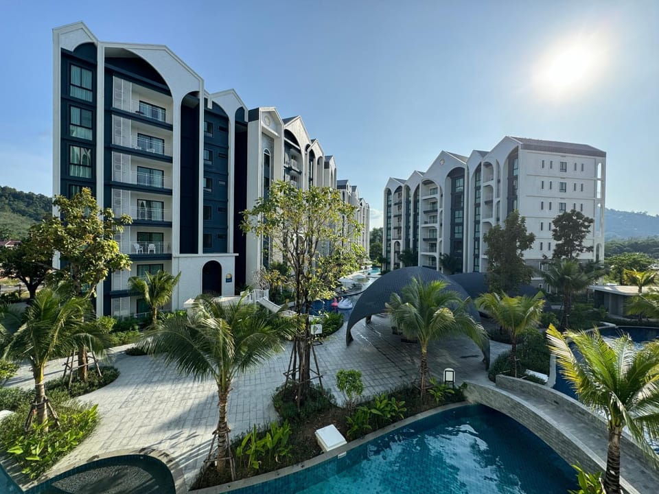 Property building, Balcony/Terrace, Pool view