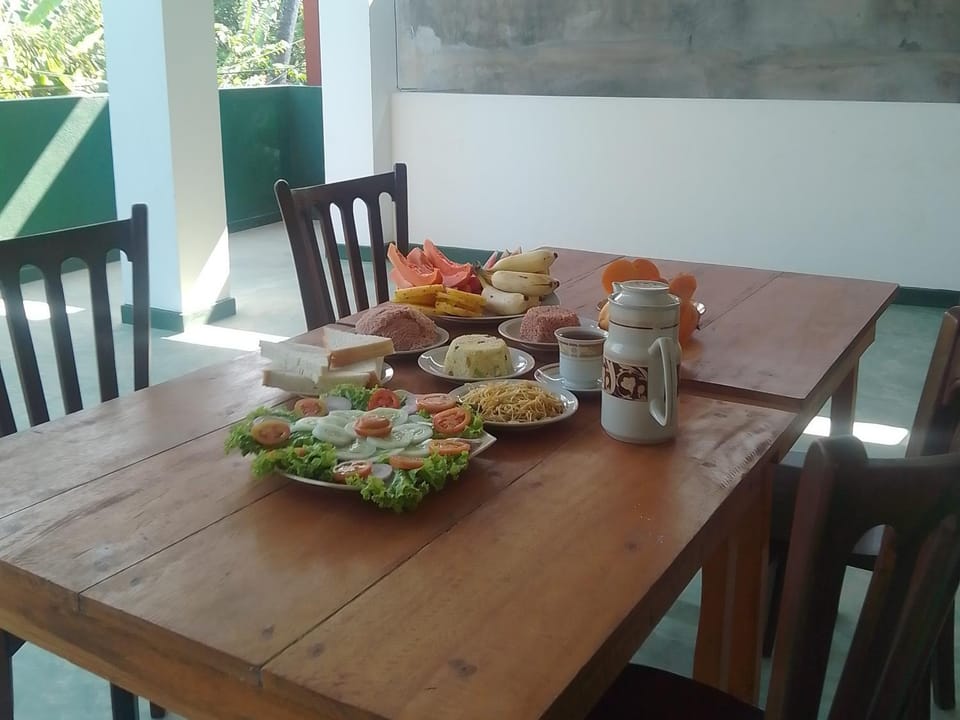 Food and drinks, Dining area, Food, Breakfast, Continental breakfast, Lunch, Dinner, Drinks