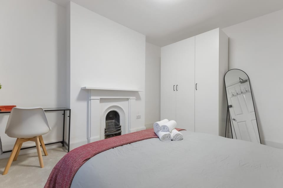 Modern 5-Bedroom Fulham Flat - Sleeps 12 Apartment in London