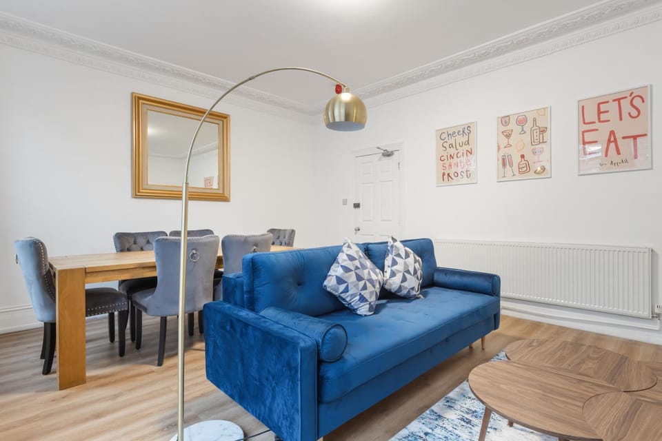 Modern 5-Bedroom Fulham Flat - Sleeps 12 Apartment in London