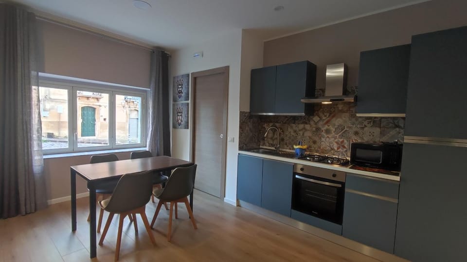 Kitchen or kitchenette, Dining area, oven, stove