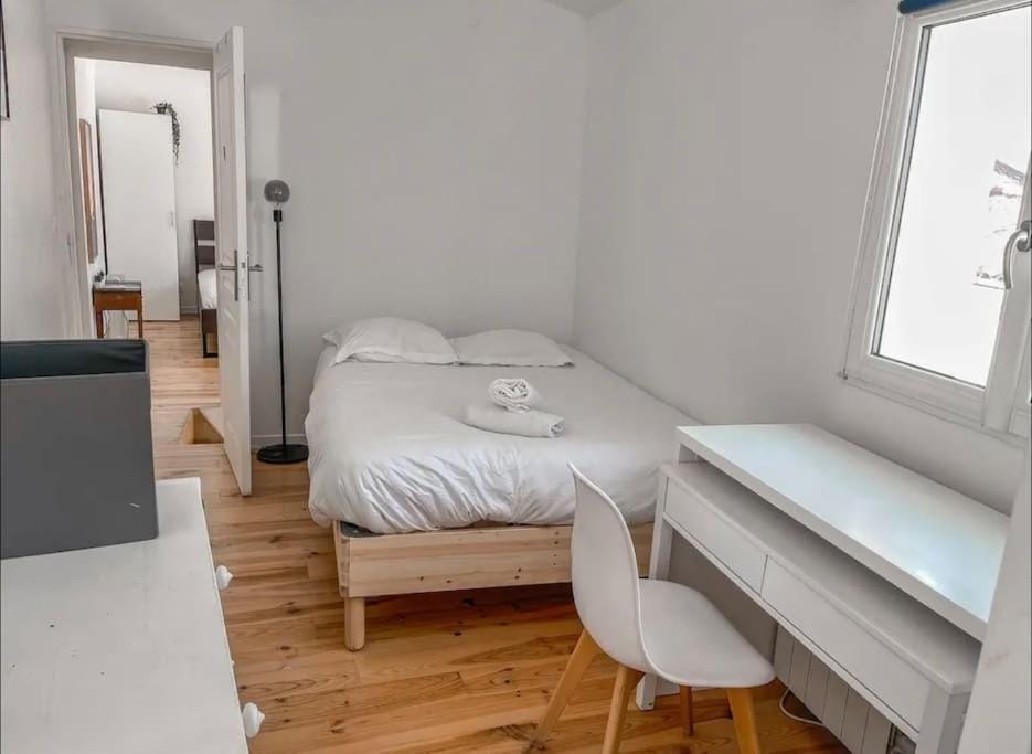 Bed, Seating area, Bedroom