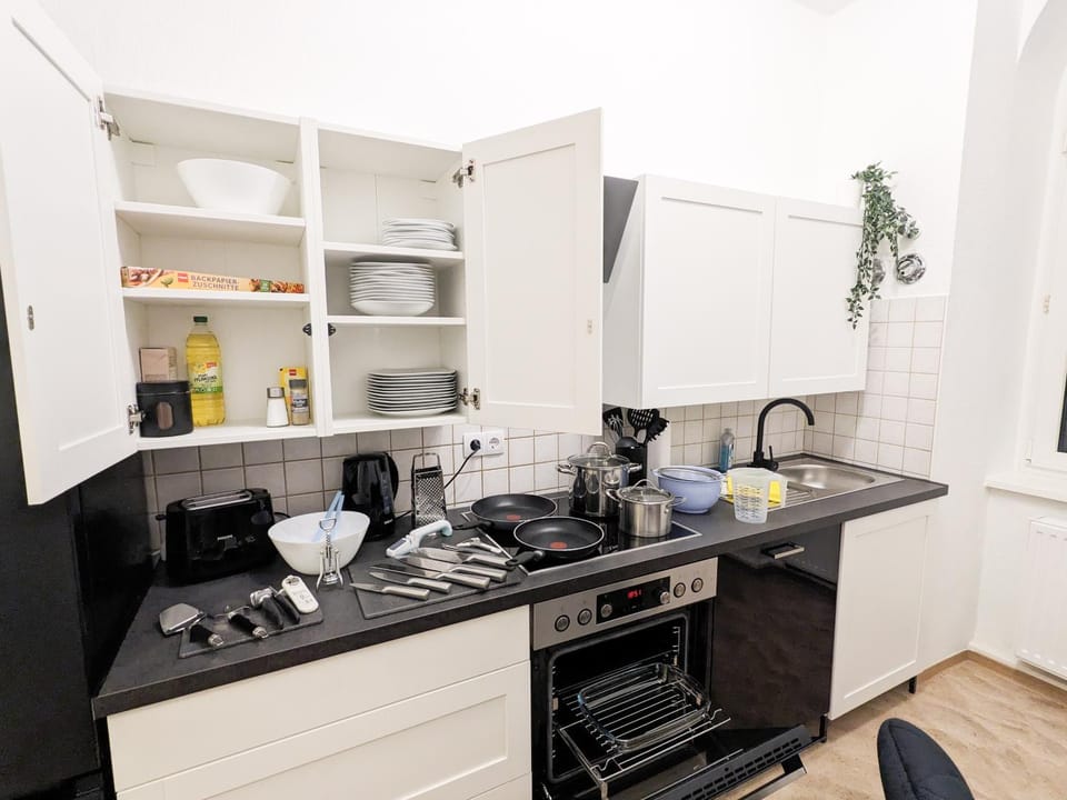 Coffee/tea facilities, Kitchen or kitchenette, dishwasher, stove, toaster