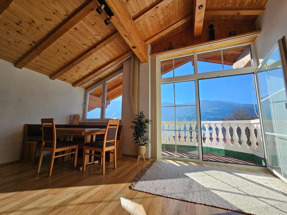 Balcony/Terrace, Dining area, Mountain view