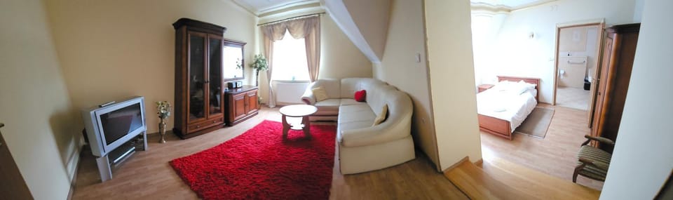 TV and multimedia, Living room, Seating area, Bedroom