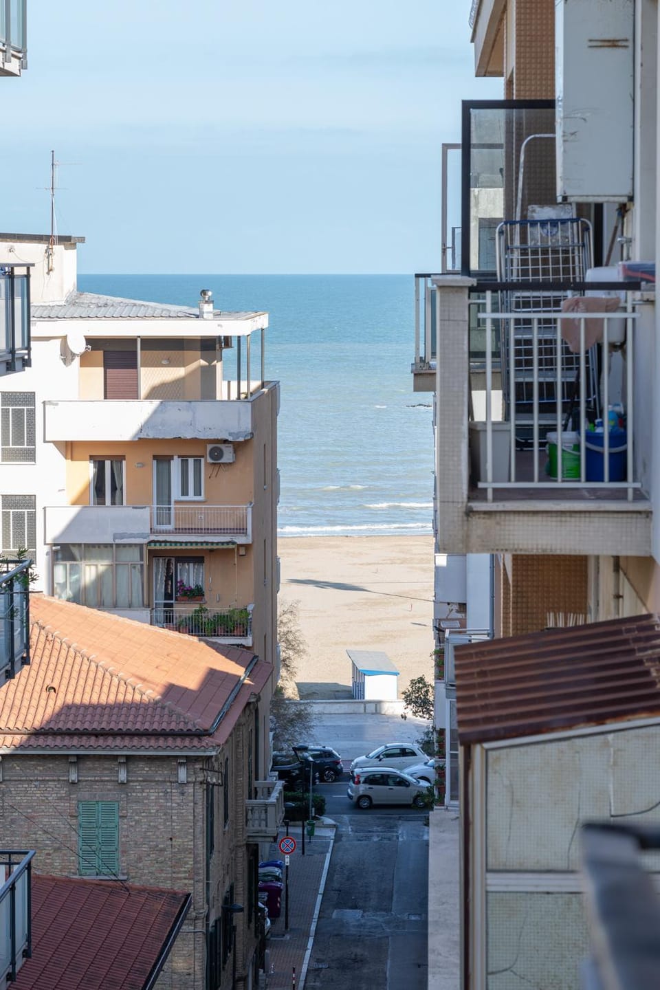 Property building, Communal lounge/ TV room, Day, Neighbourhood, Natural landscape, Beach, Evening entertainment, City view, Sea view, Street view, Location, Parking