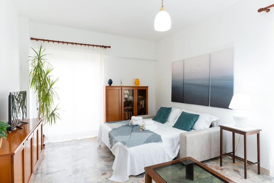 Communal lounge/ TV room, Bed, TV and multimedia, Living room, Photo of the whole room, Seating area, Evening entertainment, Bedroom, towels, wardrobe