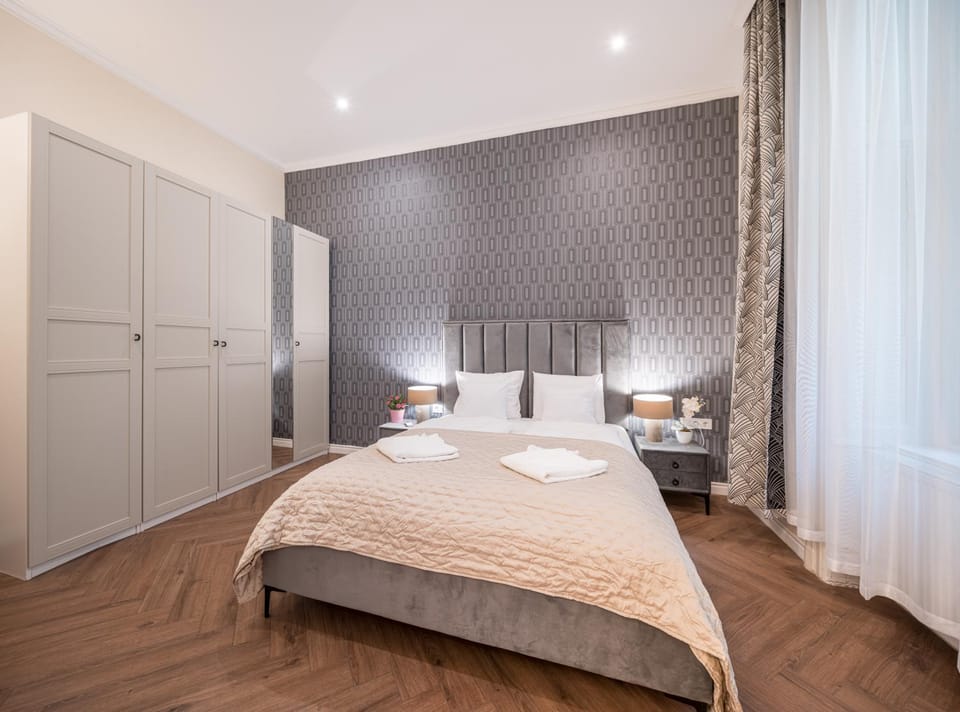 Bed, Bedroom, towels, wardrobe