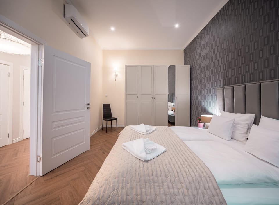 Bed, Bedroom, wardrobe, air conditioner