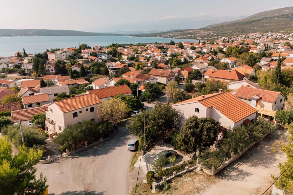 Property building, Day, Neighbourhood, Bird's eye view, City view, Mountain view, Sea view, Street view, Location