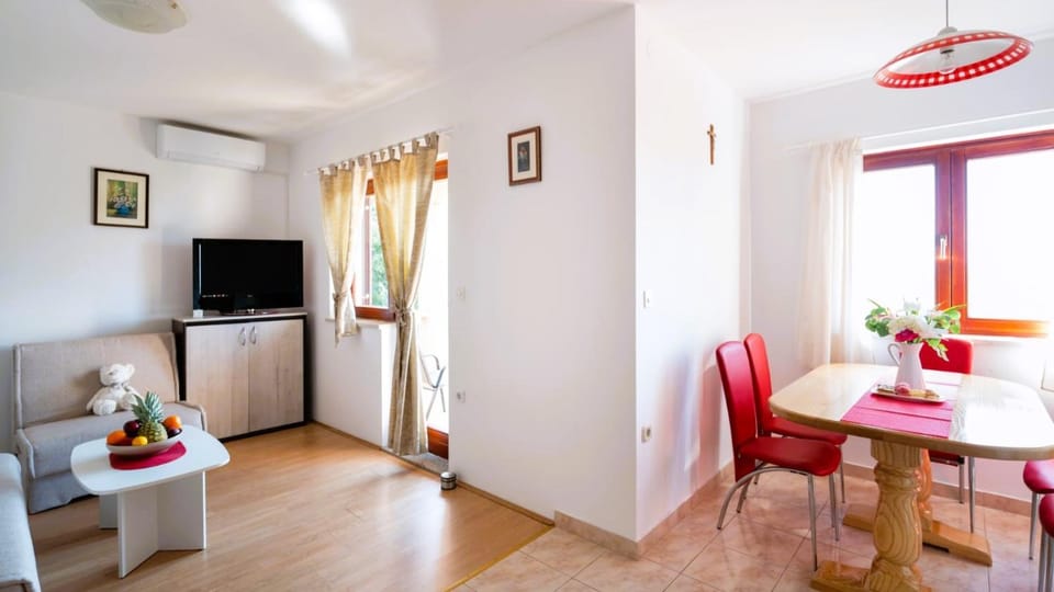 TV and multimedia, Living room, Seating area, Dining area