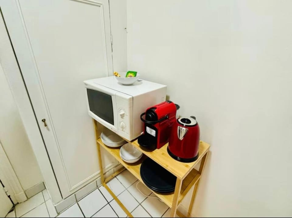 Coffee/tea facilities, microwave