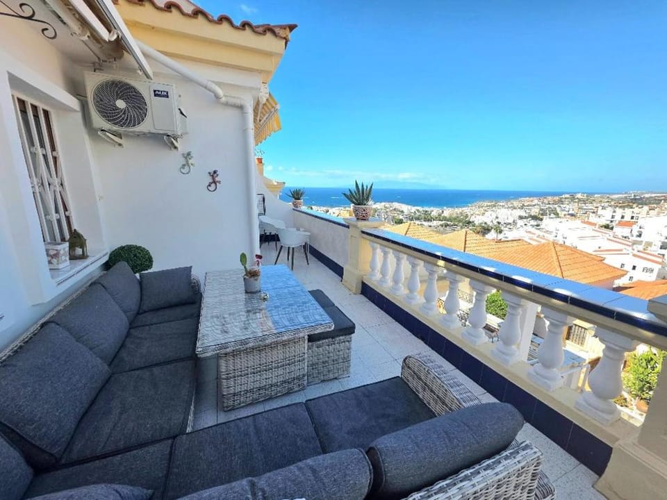 View (from property/room), Balcony/Terrace, Seating area, Dining area, Sea view