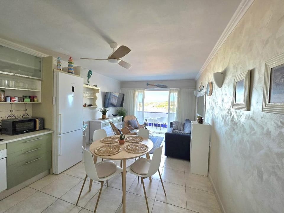 Kitchen or kitchenette, Living room, Seating area, Dining area