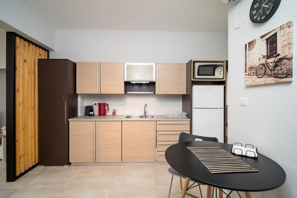 Coffee/tea facilities, Kitchen or kitchenette, Dining area, oven, stove