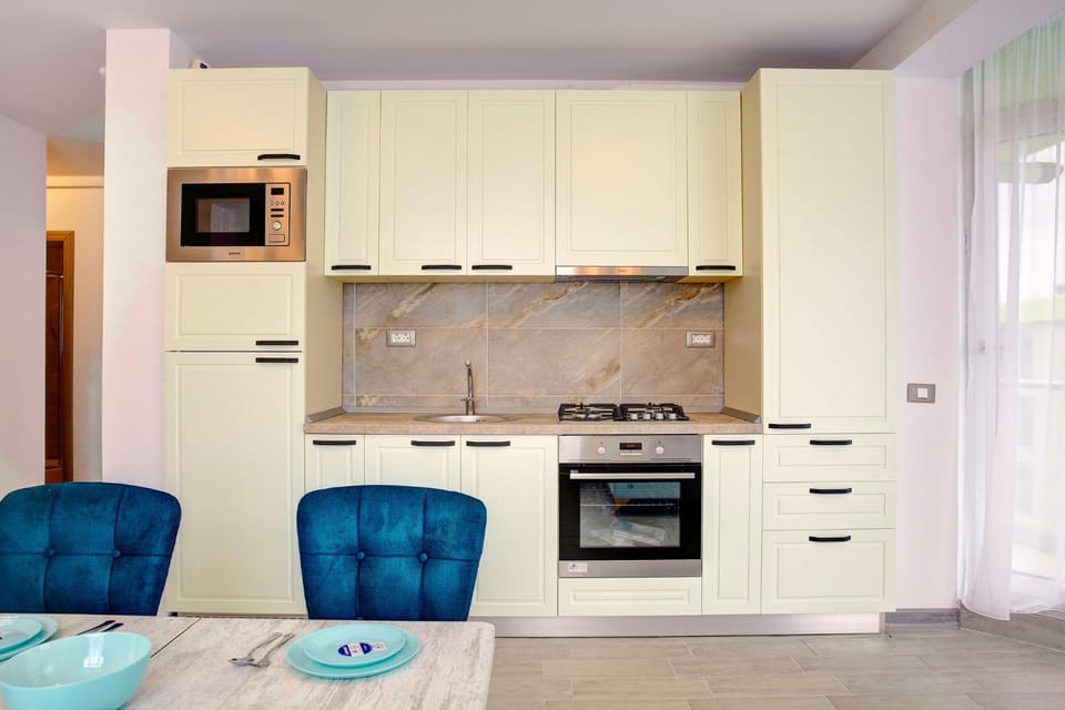 Kitchen or kitchenette, Dining area, oven, stove