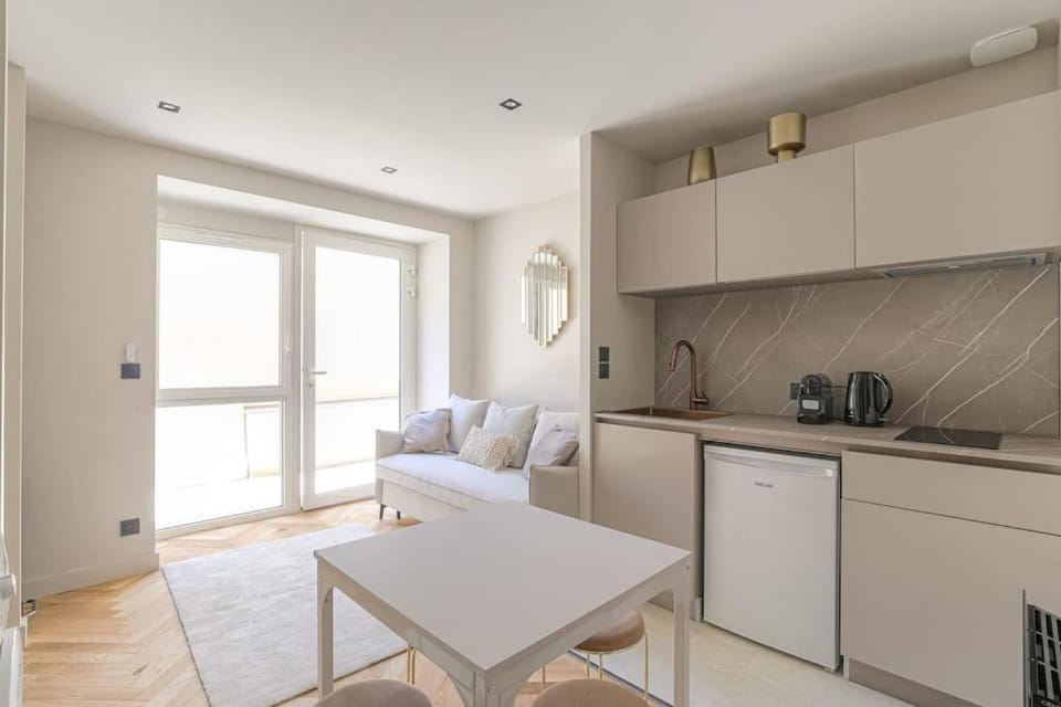 Studio with sleeping area for 4, Saint-Didier Apartment in Lyon