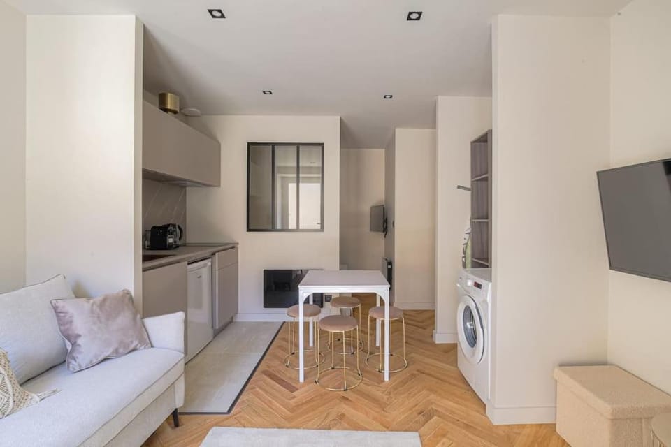 Studio with sleeping area for 4, Saint-Didier Apartment in Lyon