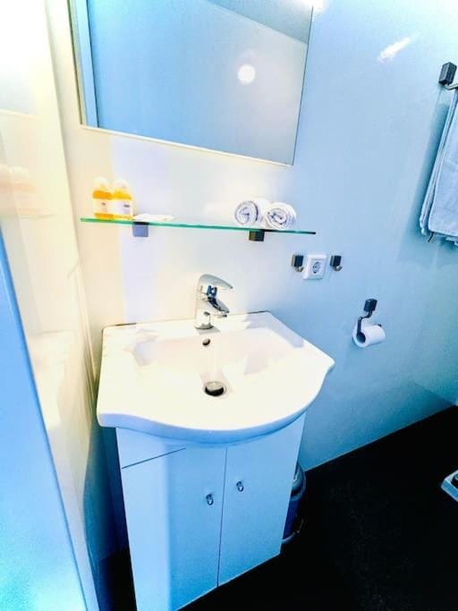 ''Statia'' Cozy & Romantic Houseboat in Maastricht House in Maastricht