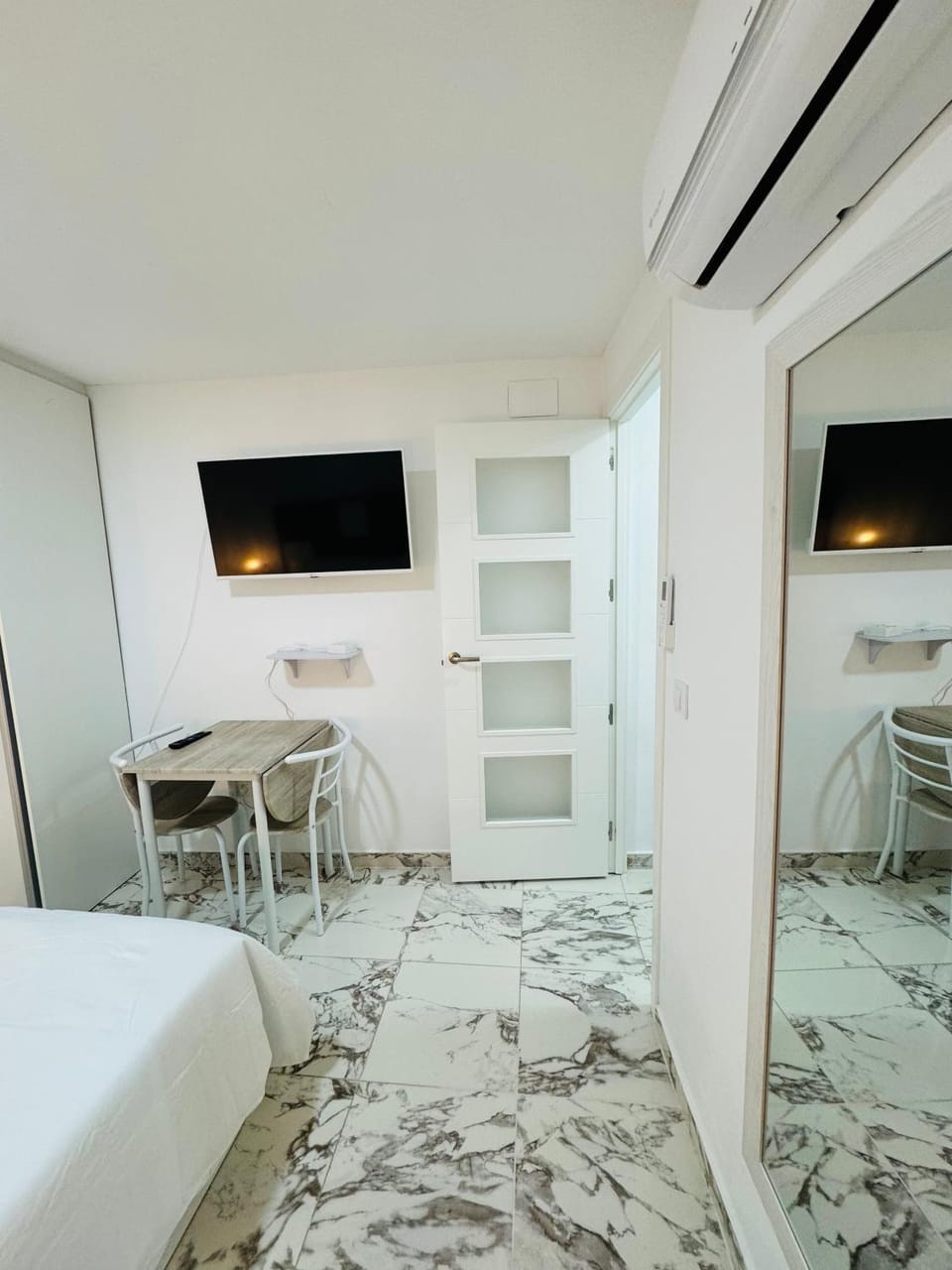 Bed, TV and multimedia, Dining area, Bedroom, air conditioner, air conditioner