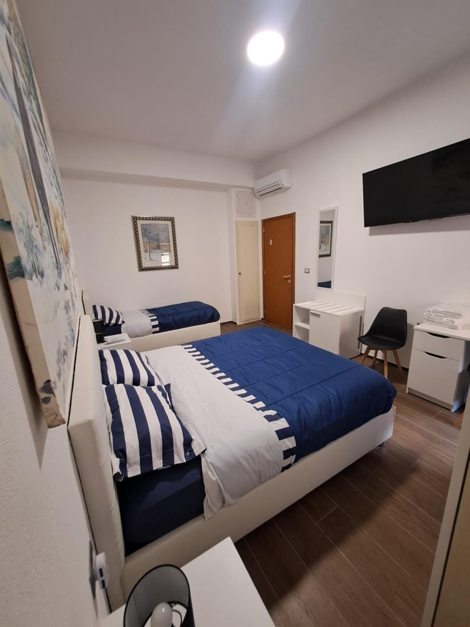 Bed, TV and multimedia, Bedroom