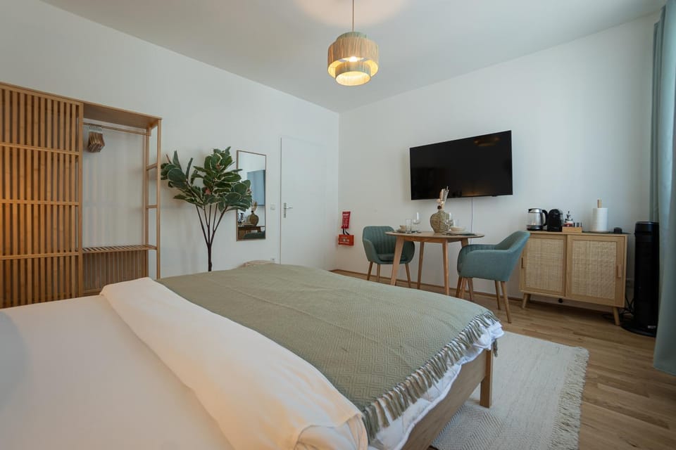 Bed, TV and multimedia, Bedroom