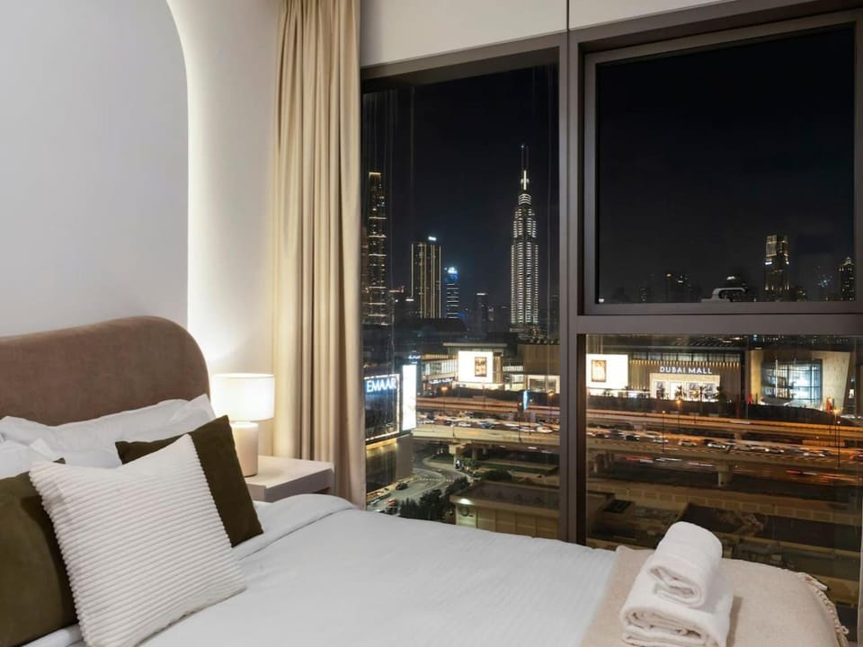 Bed, Night, View (from property/room), Bedroom, City view
