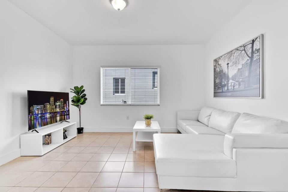 Charming 3BR 2Bth Apt ENJOY the 8th Street Apartment in Coral Gables