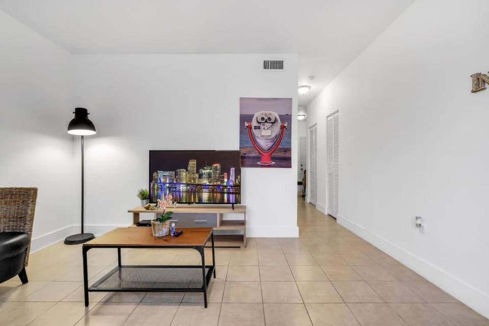 Comfy 2BR Apt on 8th Street Enjoy Latin life Apartment in Coral Gables