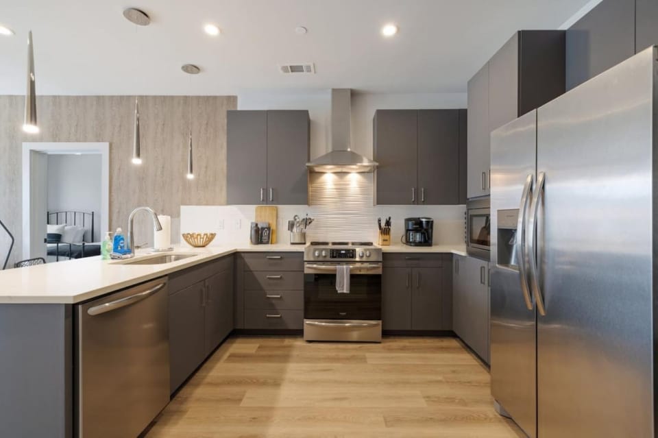 Coffee/tea facilities, Kitchen or kitchenette, dishwasher, oven, stove