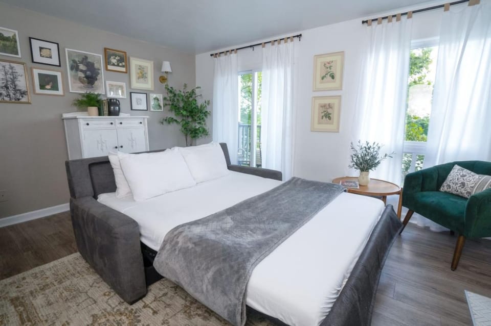 Bed, Living room