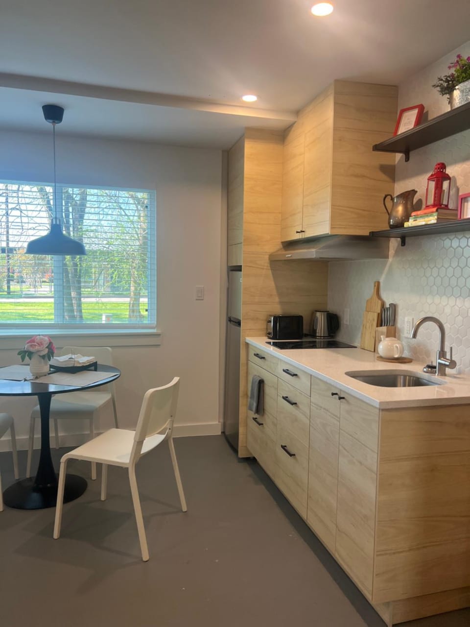 Kitchen or kitchenette, Dining area