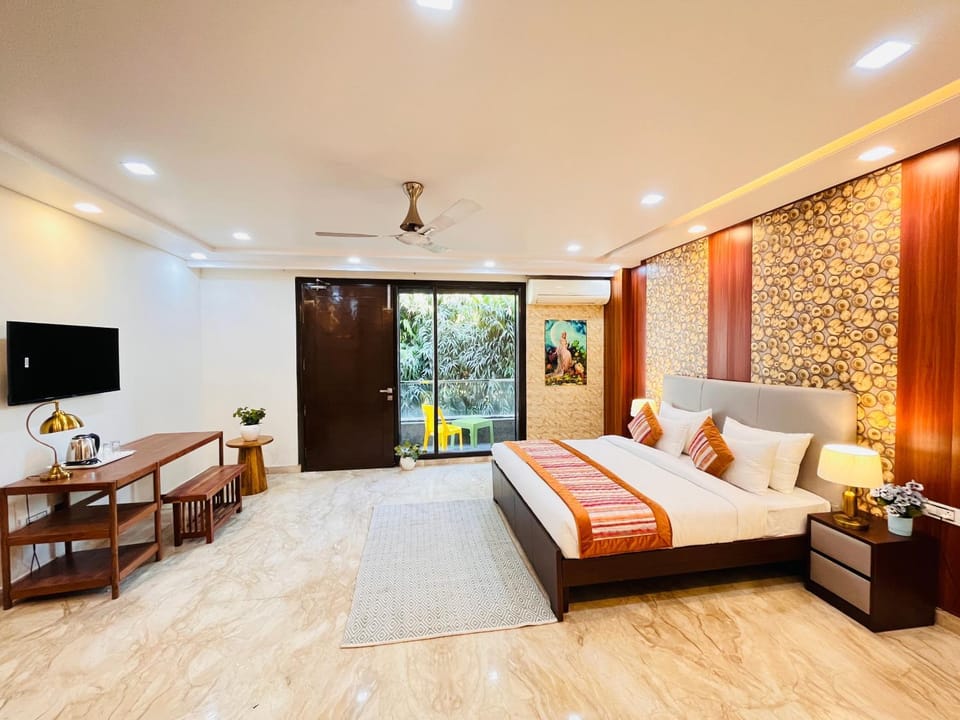 Bed, TV and multimedia, Living room, Photo of the whole room, Seating area, Bedroom