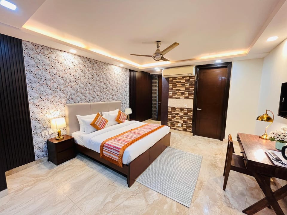 Bed, Living room, Photo of the whole room, Dining area