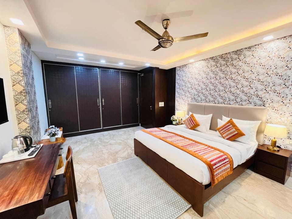 Photo of the whole room, Bedroom, wardrobe